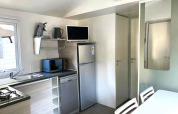 Moderne, compacte keukenruimte in een Comfort Mobile Home van Camping Paradis Family des Issoux, Frankrijk.