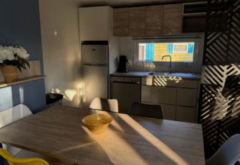 Cucina e sala da pranzo moderna con luce solare nel Paradijs Luxe Stacaravan, Camping Paradis Family des Issoux.