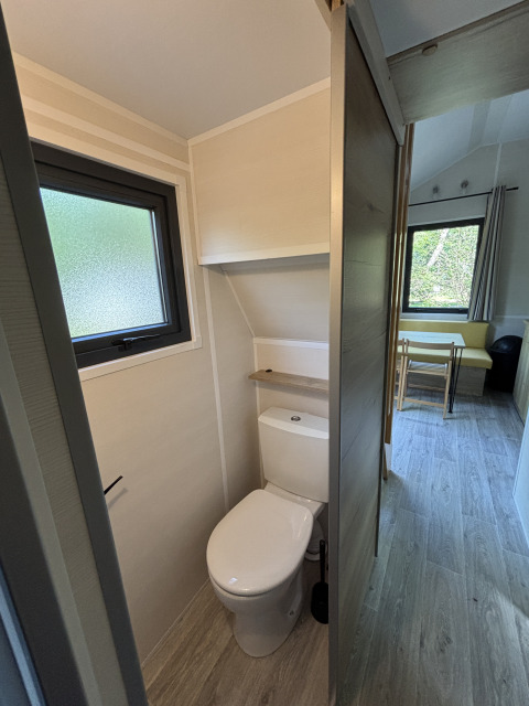Moderne, kompakt toilet i Tiny House ved Recreation Park de Paalberg, Holland, lyst interiørdesign.