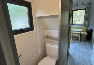 Moderne, kompakt toilet i Tiny House ved Recreation Park de Paalberg, Holland, lyst interiørdesign.