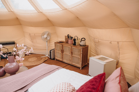 Intérieur d'une tente safari Lotus Belle aménagée avec confort au parc De Achterste Hoef, Pays-Bas.