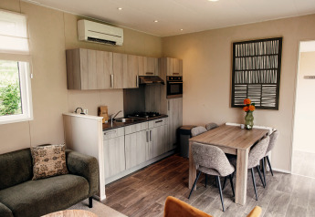 Wohnzimmer und Küche einer luxuriösen Chalet im Erholungspark De Achterste Hoef in den Niederlanden.