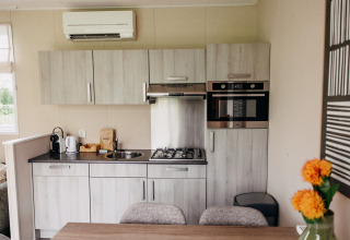 Coin cuisine moderne dans un chalet de luxe au parc de loisirs De Achterste Hoef aux Pays-Bas.