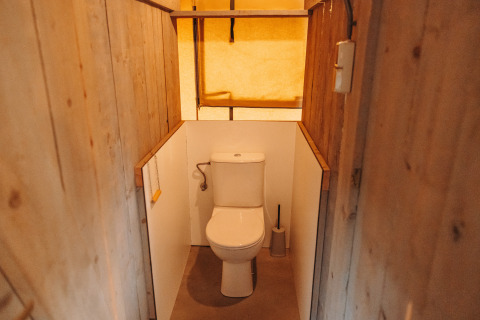 Toilette in einem Safari-Zelt im Erholungspark De Achterste Hoef in den Niederlanden, rustikale Optik.