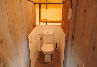 Toilettes dans une tente safari au parc de loisirs De Achterste Hoef aux Pays-Bas, design simple en bois.