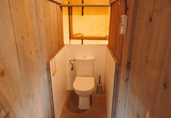 Toilet i et safari-telt ved Recreation park De Achterste Hoef i Holland, enkelt og rustikt design.