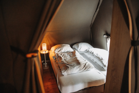 Gemütliches Schlafzimmer mit Doppelbett im Water lodge, Erholungspark De Achterste Hoef, Niederlande