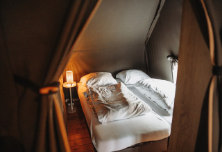 Chambre avec lit double au Water lodge, au parc De Achterste Hoef, aux Pays-Bas, vue intérieure chaleureuse