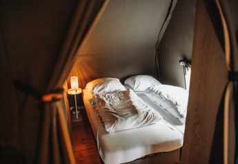 Chambre avec lit double au Water lodge, au parc De Achterste Hoef, aux Pays-Bas, vue intérieure chaleureuse