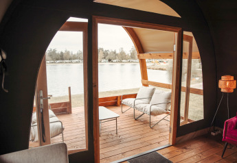 Udsigt fra Water Lodge ved Rekreationspark De Achterste Hoef i Holland med terrasse mod søen.