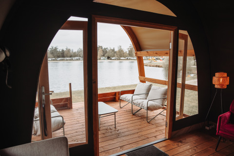Udsigt fra Water Lodge ved Rekreationspark De Achterste Hoef i Holland med terrasse mod søen.