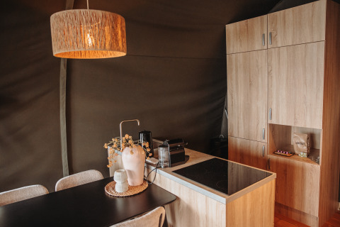 Cuisine moderne à Water lodge, Recreation park De Achterste Hoef aux Pays-Bas, décor bois élégant.