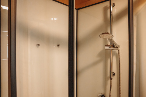 Cabine de douche moderne avec portes en verre au Water lodge du parc De Achterste Hoef, Pays-Bas.