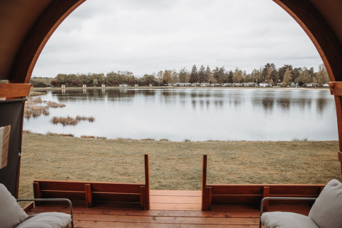 Vue depuis une Water lodge sur un lac au parc de loisirs De Achterste Hoef aux Pays-Bas, décor paisible.