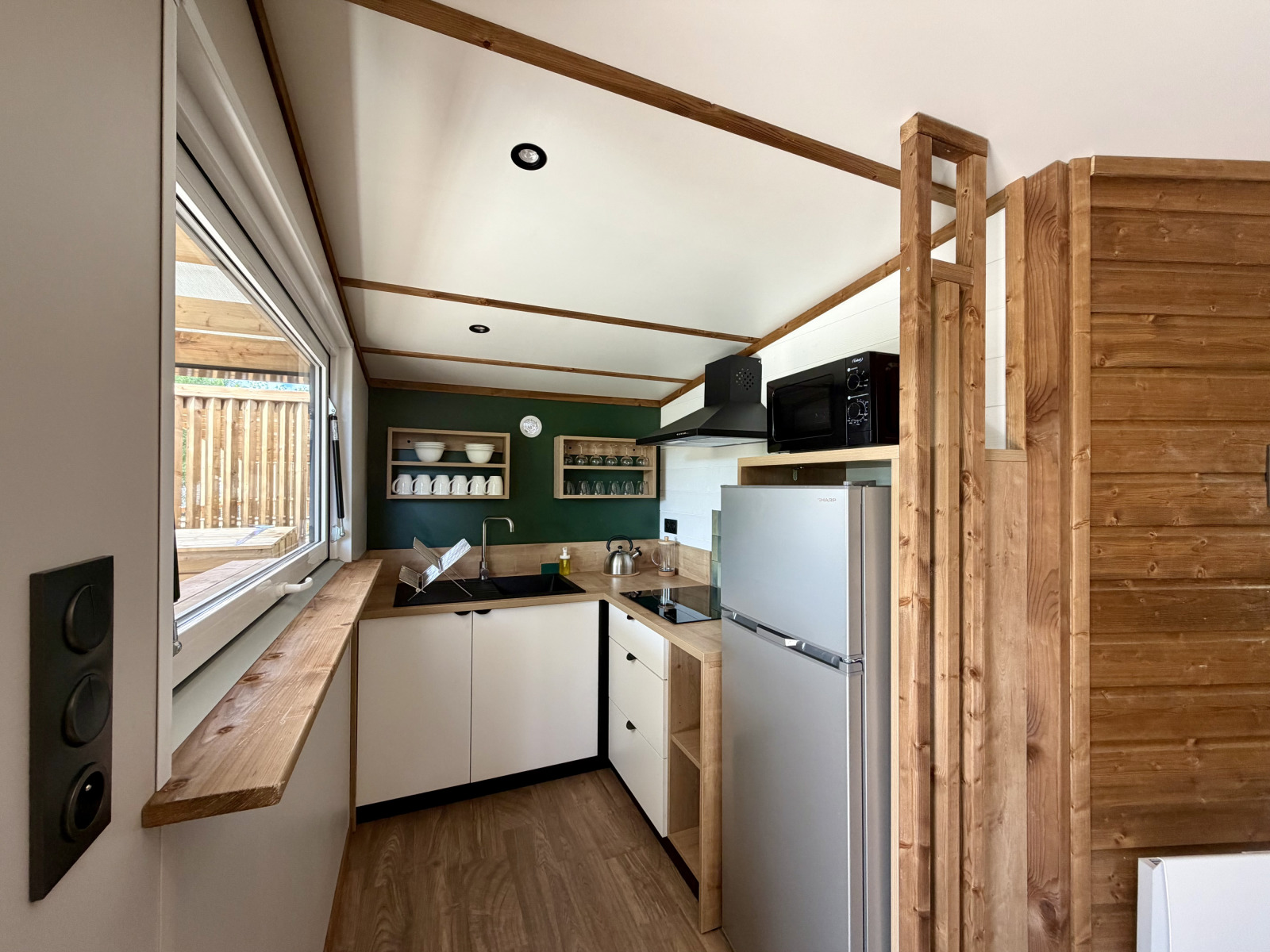Moderne en gezellige keuken in de La Clairiere-lodge op Campsite Seasonova Ensoya in Frankrijk met houten accenten.