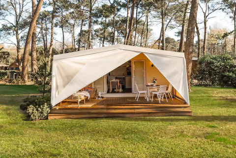 Tente safari Coco Sweet Comfort du Flower Camping Le Platin - La Redoute en France avec terrasse chaleureuse.
