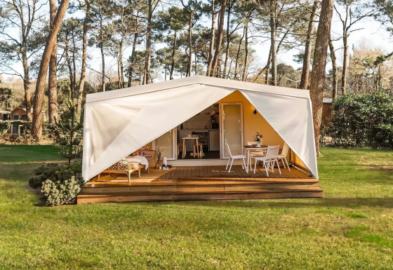 Tente safari Coco Sweet Comfort du Flower Camping Le Platin - La Redoute en France avec terrasse chaleureuse.