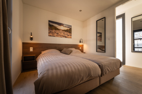 Moderne slaapkamer met twee eenpersoonsbedden in Villa Bloomingdale, MarinaPark Residentie Bloemendaal, Nederland.