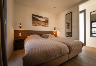 Moderne slaapkamer met twee eenpersoonsbedden in Villa Bloomingdale, MarinaPark Residentie Bloemendaal, Nederland.