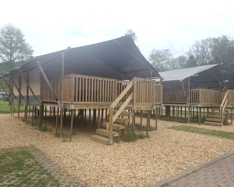 Safarizelt mit eigenem Bad auf dem Campingplatz Vallee de L'Our in Luxemburg, erhöht gebaut.