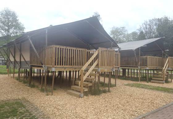 Tente safari avec sanitaires privés au camping Vallee de L'Our au Luxembourg, surélevée sur pilotis.
