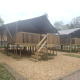 Tenda safari con servizi igienici privati al campeggio Vallee de L'Our in Lussemburgo, sopraelevata.
