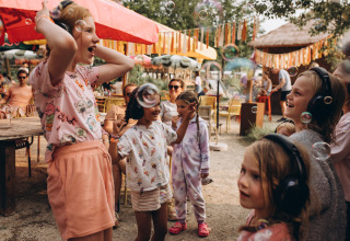 Niños con auriculares juegan con burbujas en Camping De Kleine Wereld, un parque vacacional en Groningen, Países Bajos.