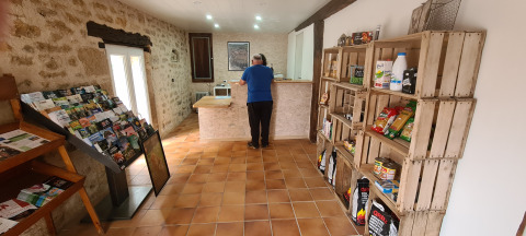 Receptie bij Domaine Papillon in Occitanië, Frankrijk, met folders en schappen met boodschappen.