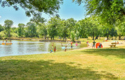 Famiglie si godono una giornata di sole al lago a Camping les Rives de Grand Lieu, Pays de la Loire, Francia.