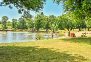 Famiglie si godono una giornata di sole al lago a Camping les Rives de Grand Lieu, Pays de la Loire, Francia.