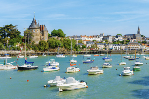 Barche in un porto con paesaggio pittoresco e edifici storici vicino a Saint-Philbert-de-Grand-Lieu, Pays de la Loire.