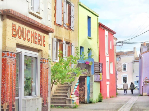Case colorate e una macelleria in una pittoresca via di Saint-Philbert-de-Grand-Lieu, Pays de la Loire.
