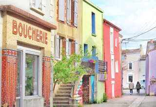 Case colorate e una macelleria in una pittoresca via di Saint-Philbert-de-Grand-Lieu, Pays de la Loire.