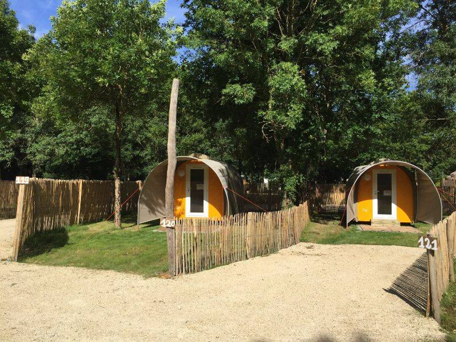 Foto van Coco Sweet safaritenten bij Camping les Rives de Grand Lieu in Frankrijk, omgeven door bomen.