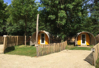 Foto delle tende safari Coco Sweet al Camping les Rives de Grand Lieu in Francia, circondate da alberi verdi.