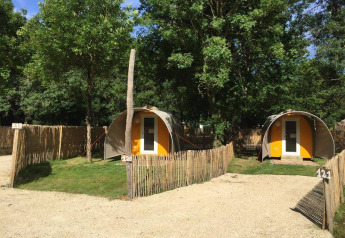 Foto delle tende safari Coco Sweet al Camping les Rives de Grand Lieu in Francia, circondate da alberi verdi.