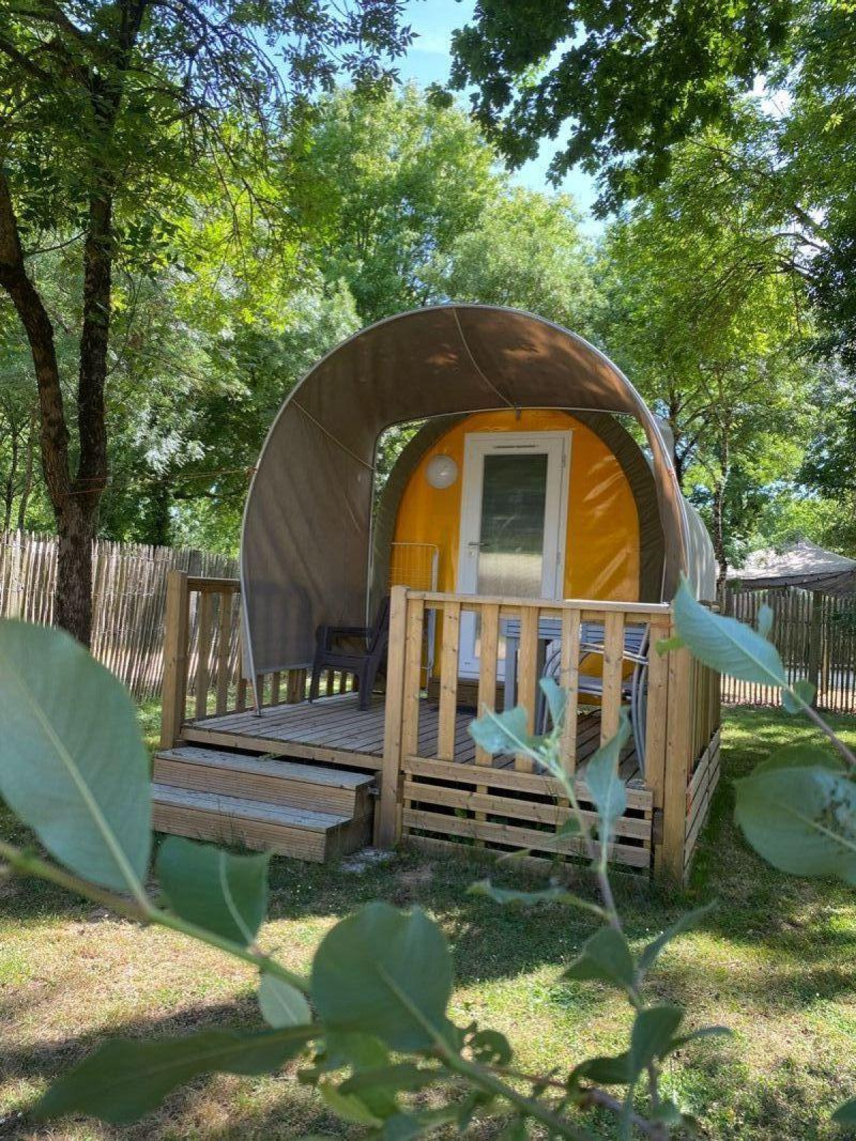 Safari-tent Coco Sweet bij Camping les Rives de Grand Lieu in Frankrijk, omgeven door bomen en natuur.