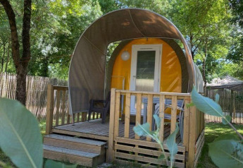 Tenda safari Coco Sweet al Camping les Rives de Grand Lieu in Francia, immersa tra alberi e natura.