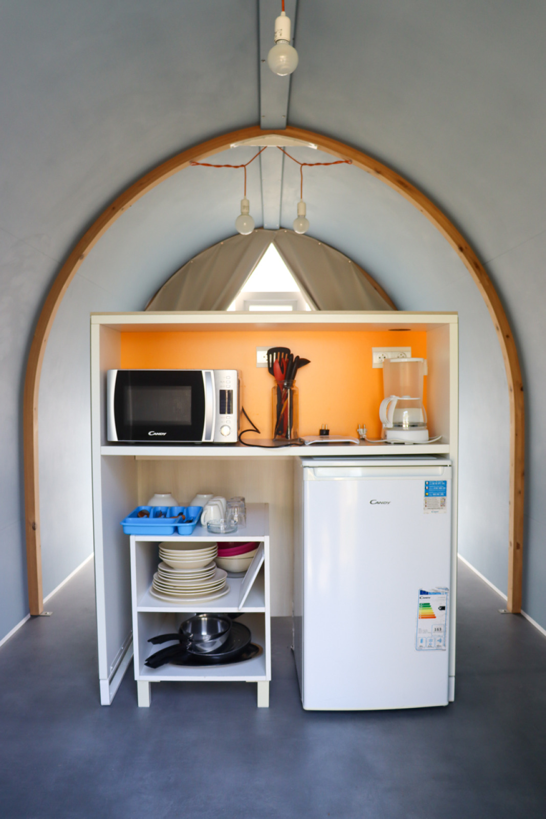Keukenhoek in een Coco Sweet safaritent met magnetron en koelkast bij Camping les Rives de Grand Lieu in Frankrijk.