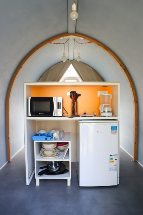 Cucina compatta in tenda safari Coco Sweet con microonde e frigorifero al Camping les Rives de Grand Lieu.