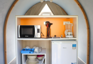 Cucina compatta in tenda safari Coco Sweet con microonde e frigorifero al Camping les Rives de Grand Lieu.