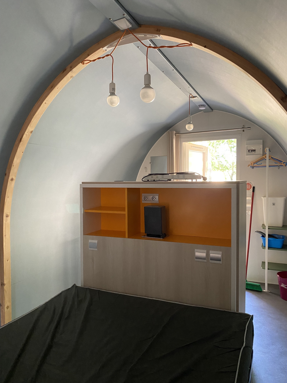 Interieur van een Coco Sweet safaritent op Camping les Rives de Grand Lieu in Frankrijk, met slaapkamer en meubels.