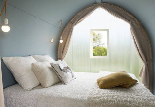 Interno di una tenda safari Coco Sweet con letto accogliente al Camping les Rives de Grand Lieu in Francia.