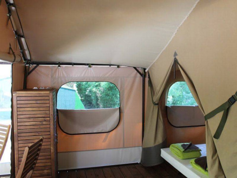 Interno della tenda safari Kenya Lodge con mobili in legno al Camping les Rives de Grand Lieu, Francia.