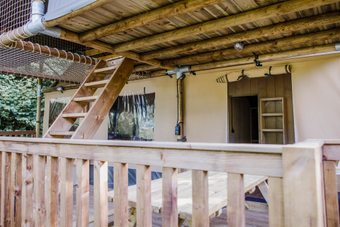 Houten terras en buitentrap bij het Ranger Lodge safaritent op camping Baalse Hei in België.