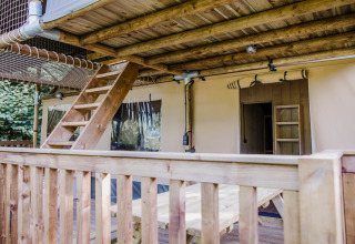 Houten terras en buitentrap bij het Ranger Lodge safaritent op camping Baalse Hei in België.