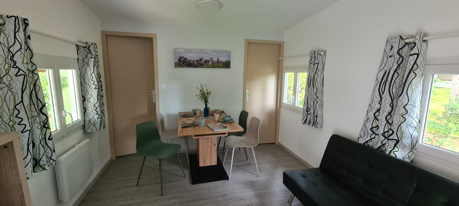 Gezellige woon- en eetruimte in Chalet Etoilé, Domaine Papillon, Frankrijk met moderne inrichting.