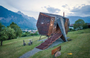 Das Naturhaus Ufogel in Österreich mit einzigartigem architektonischem Stil und Blick auf die Berge