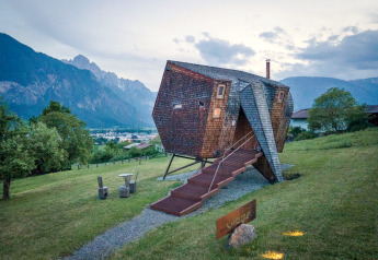 Das Naturhaus Ufogel in Österreich mit einzigartigem architektonischem Stil und Blick auf die Berge