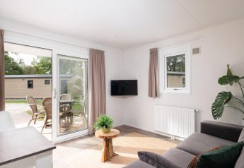 Salon lumineux au Bungalette comfort avec véranda au Holiday park Mölke, Pays-Bas, vue sur terrasse.